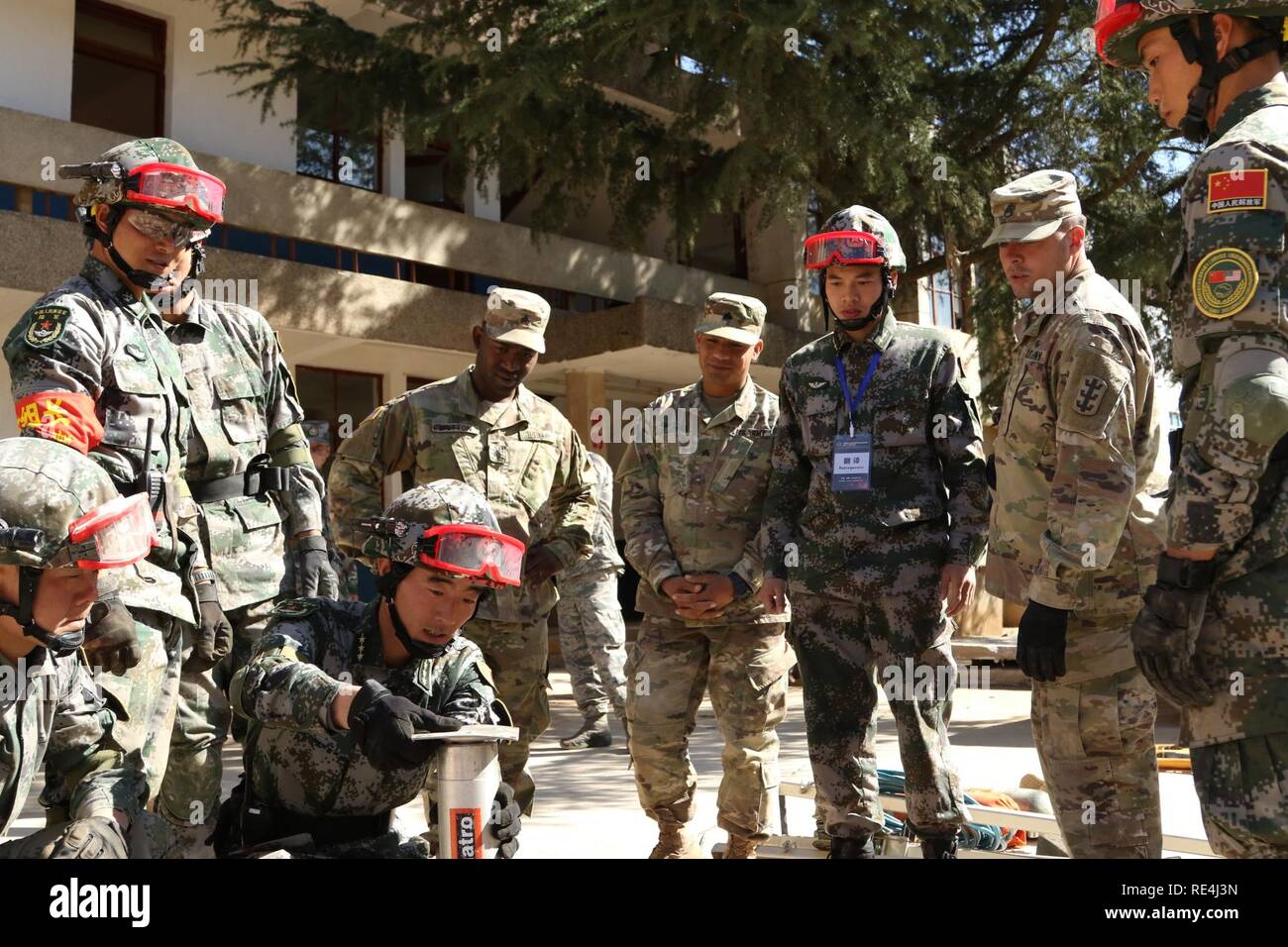130Ingegnere soldati brigata check-out di un sistema idraulico utilizzato dai tecnici di soccorso dall Esercito di liberazione del popolo della Repubblica popolare cinese presso gli Stati Uniti-Cina disastro per la gestione di Exchange 2016, 17 novembre in Kunming, nella provincia dello Yunnan, Repubblica Popolare Cinese. L annuale esercito degli Stati Uniti del Pacifico (USARPAC) la cooperazione in materia di sicurezza evento con l'Esercito di Liberazione del Popolo (PLA) è un opportunità per condividere l'assistenza umanitaria/Disaster Relief lezioni apprese dal mondo reale eventi e migliorare gli Stati Uniti e il disastro cinese di funzionalità di gestione. Foto Stock