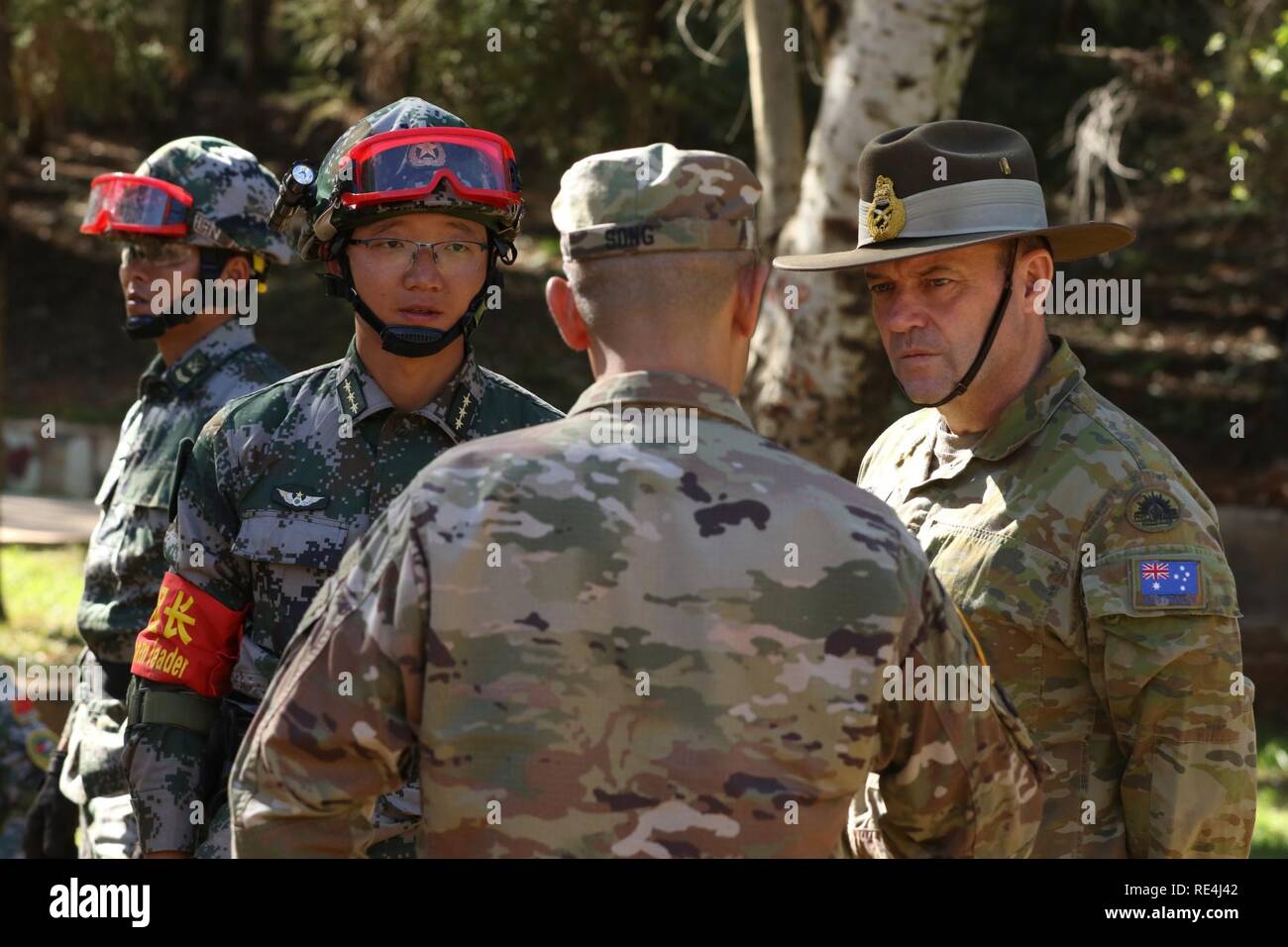 Il Mag. Gen. Gregorio Bilton, il vice comandante generale delle operazioni, U.S. Pacifico esercito, ascolta il Cinese-italiano interpretazione di un salvataggio e ripristino briefing dal team leader del simulato un terremoto sito squadra di salvataggio a Stati Uniti-Cina disastro per la gestione di Exchange 2016, Novembre 17, Kunming, nella provincia dello Yunnan, Repubblica Popolare Cinese. L annuale esercito degli Stati Uniti del Pacifico (USARPAC) la cooperazione in materia di sicurezza evento con l'Esercito di Liberazione del Popolo (PLA) è un opportunità per condividere l'assistenza umanitaria/Disaster Relief lezioni apprese dal mondo reale eventi e migliorare gli Stati Uniti e il mento Foto Stock