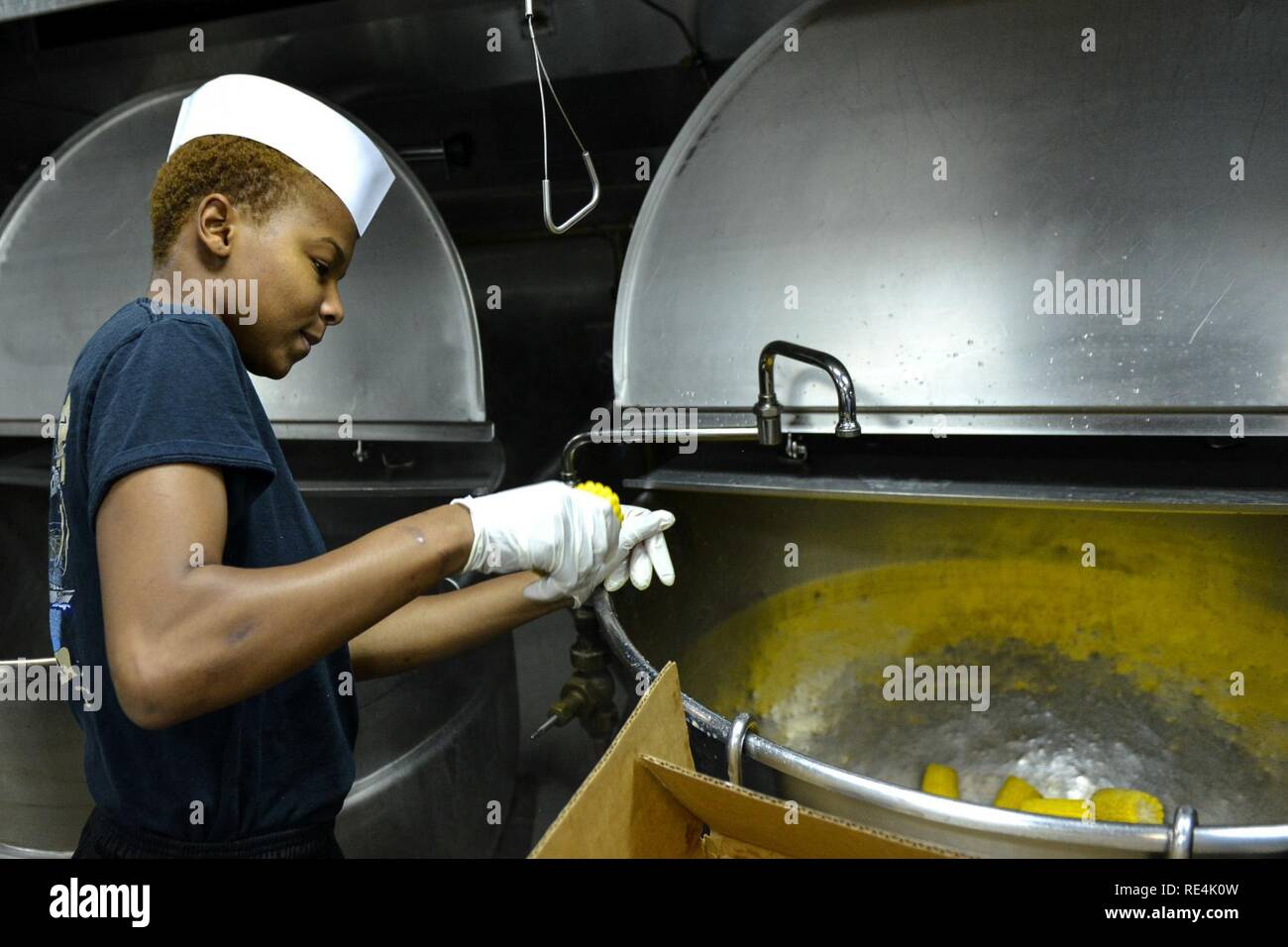 MAYPORT, Fla. (nov. 24, 2016) - marinaio ebano Mason prepara il mais per essere cucinato in cucina nella preparazione per il pasto del ringraziamento a bordo di assalto anfibio nave USS Iwo Jima (LHD 7). Iwo Jima recentemente restituito alla sua homeport dopo la partecipazione alla Settimana di veterani di New York City 2016 per onorare il servizio di tutta la nostra nazione di veterani. Foto Stock