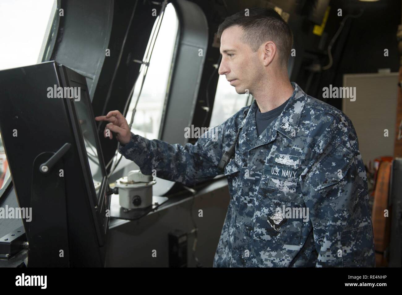 Il CHANGI base navale, Singapore (29 novembre 2016) Petty Officer di 2a classe di Thomas Scarborough conduce pre-in corso verifiche su sistema di navigazione a bordo della USS Coronado (LCS 4). Attualmente su una distribuzione di rotazione a sostegno del ribilanciamento Asia-Pacifico, Coronado è un veloce ed agile nave da guerra fatta su misura per pattugliare le acque della regione marine e lavoro carena e scafo con partner marine, fornendo 7 flotta con le funzionalità flessibili di cui ha bisogno ora e in futuro. Foto Stock