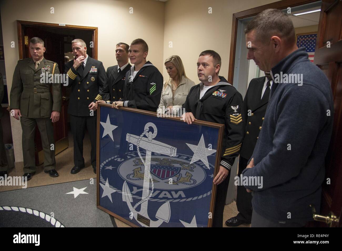 Velisti assegnati alla Naval Air Facility Washington presente un segretario della Marina bandiera al segretario della Marina (SECNAV) Ray Mabus Nov.29, 2016 a base comune Andrews Naval Air Facility Washington. La bandiera è stata volata presso lo stabilimento durante la presidenza di Mabus. Foto Stock