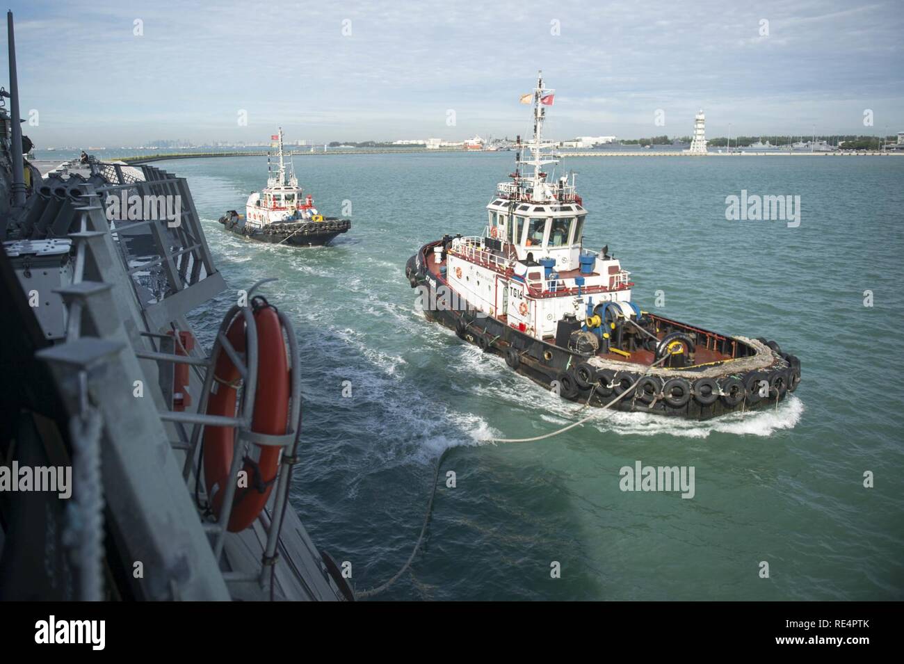 Il CHANGI base navale, Singapore (30 novembre 2016) guida rimorchiatori USS Coronado (LCS 4) come la nave si allontana il Changi base navale per prove in mare. Attualmente su una distribuzione di rotazione a sostegno del ribilanciamento Asia-Pacifico, Coronado è un veloce ed agile nave da guerra fatta su misura per pattugliare le acque della regione marine e lavoro carena e scafo con partner marine, fornendo 7 flotta con le funzionalità flessibili di cui ha bisogno ora e in futuro. Foto Stock