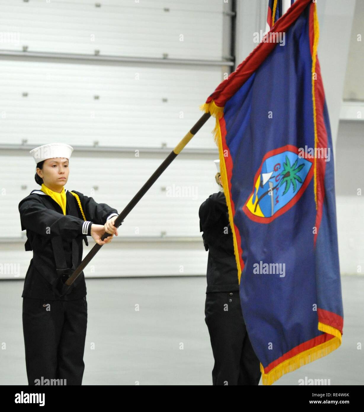 Grandi laghi, Ill. (nov. 23, 2016) a reclutare dalla divisione 904 tiene la bandiera di Guam durante il flag di stato prestazioni su nov. 23, al Midway cerimoniale di Drill Hall, assumere il comando di formazione. L'esecuzione di divisioni che compongono il reclutamento di coro, banda, drill team, indicatori di stato e la laurea personale pratica settimanale in preparazione per le loro prestazioni a reclutare graduazione. Circa 30,000-40,000 reclute graduate annualmente dalla marina è solo di boot camp. Foto Stock