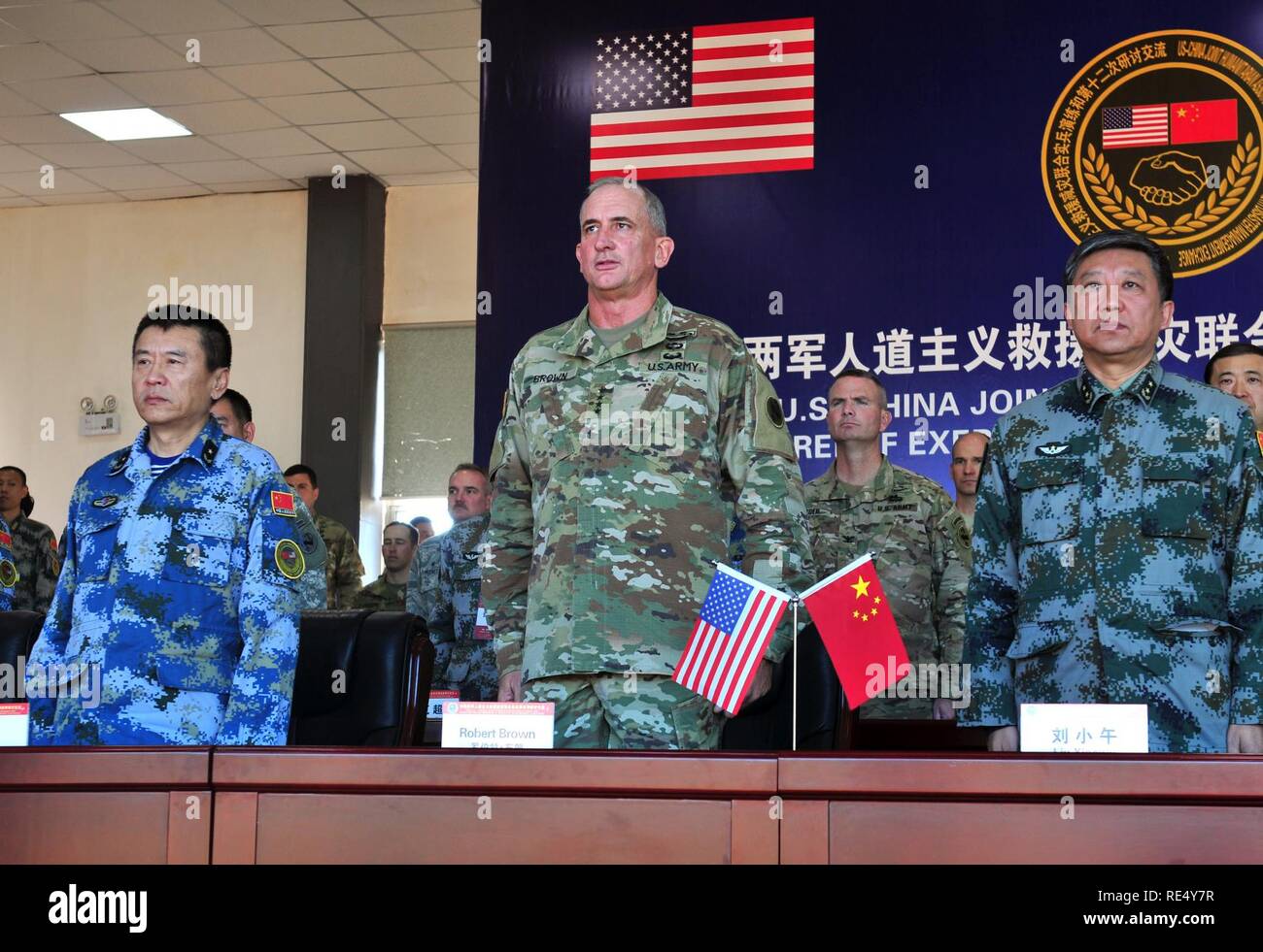 Robert gen. B. Brown, Comandante Generale dell Esercito degli Stati Uniti Pacific, partecipa alla cerimonia di chiusura del XII USA-Cina disastro per la gestione di Exchange, Novembre 19, Kunming, nella provincia dello Yunnan, Repubblica Popolare Cinese. L annuale esercito degli Stati Uniti del Pacifico (USARPAC) la cooperazione in materia di sicurezza evento con l'Esercito di Liberazione del Popolo (PLA) è un opportunità per condividere l'assistenza umanitaria/Disaster Relief lezioni apprese dal mondo reale eventi e migliorare gli Stati Uniti e il disastro cinese di funzionalità di gestione. Foto Stock