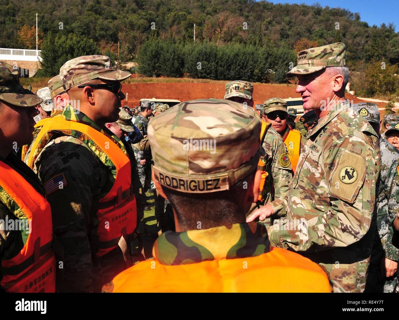 Gen. Robert. B. Brown, Comandante Generale dell Esercito degli Stati Uniti Pacific, visite soldati dell'Ingegnere 130brigata, Teatro 8 Supporto comando al fiume crossing evento durante il XII USA-Cina disastro per la gestione di Exchange, Novembre 18, Kunming, nella provincia dello Yunnan, Repubblica Popolare Cinese. Per gli Stati Uniti e l Esercito di Liberazione del Popolo ingegneri dell esercito costruito un ponte su un fiume di evacuare i civili bloccati su un'isola come parte di un immaginario terremoto lo scenario in cui i due eserciti' sono state rispondendo a come parte degli sforzi di recupero. L annuale esercito degli Stati Uniti del Pacifico (USARPAC) Sicurezza Cooper Foto Stock