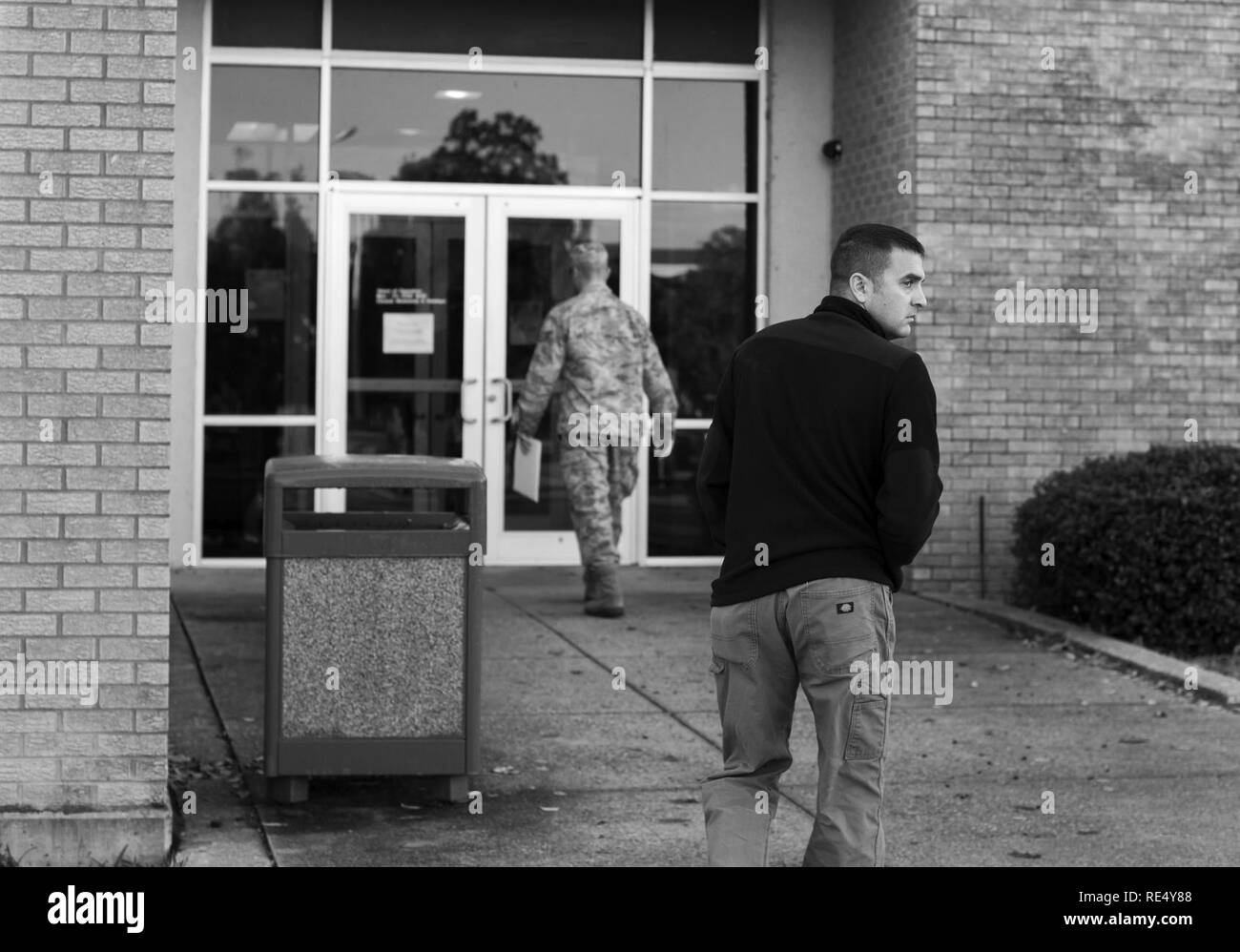 Master Sgt. Jeremy Utphall, seconda ala bomba Ispettore Generale esercizio divisione sovrintendente, guarda oltre la sua spalla come egli capi in ospedale durante un tiratore attivo esercizio a Barksdale Air Force Base, La., nov. 29, 2016. Come una vera e propria active shooter incidente, avieri non erano dato un avvertimento. Mentre alcuni sono stati catturati al largo guardia, altri implementato la loro formazione ed evitato Utphall come egli ha cercato il palazzo Medici per le potenziali vittime. Foto Stock