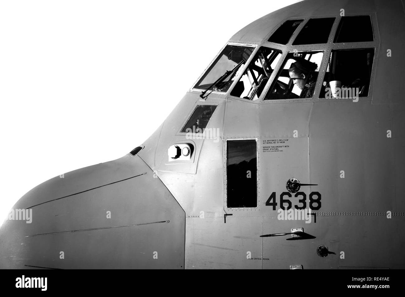 Un U.S. Air Force C-130 Hercules pilota assegnato ad Aria Mobilità comando prepara il cockpit del suo aeromobile prima di decollare per condurre ad alta altitudine air drop missioni e static line truppa scende da Little Rock Air Force Base, Arkansas, nov. 21, 2016. Stati Uniti Il personale dell'Air Force drop missioni sono spesso condotte da sia ad alto che a basso livello. C-130 piloti condurre missioni di formazione come questi quasi su una base quotidiana in impianti militari di tutto il mondo per assicurarsi che il personale di volo di soddisfare le loro esigenze in materia di formazione e sono pronti a mobilitarsi e far funzionare qualsiasi in cui in tutto il mondo a un momen Foto Stock