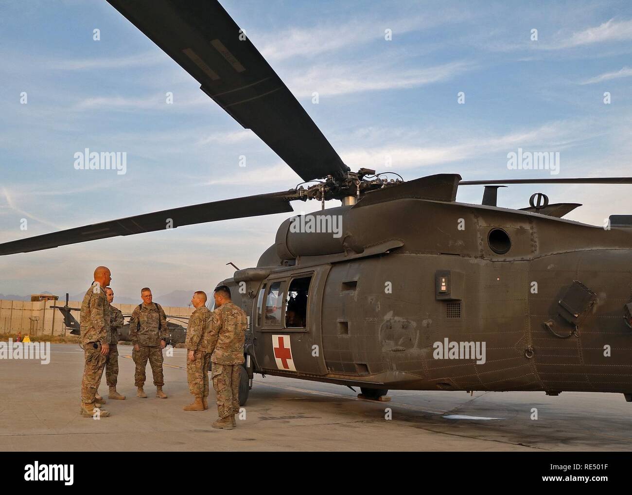 I medici di volo parla con la loro leadership in seguito a una cerimonia di premiazione tenutasi per la 389a Engineer Company, 368 Engineer battaglione, 176Engineer brigata, per la costruzione di un nuovo impianto di MEDVAC Bagram in campo aereo, Afghanistan. La struttura sarà in grado di alloggiare i membri di Charlie Company, 2° Battaglione, 1° Reggimento di aviazione (supporto generale battaglione aviazione) da Ft. Riley, Kan. ("Boomer polvere-off"). Foto Stock