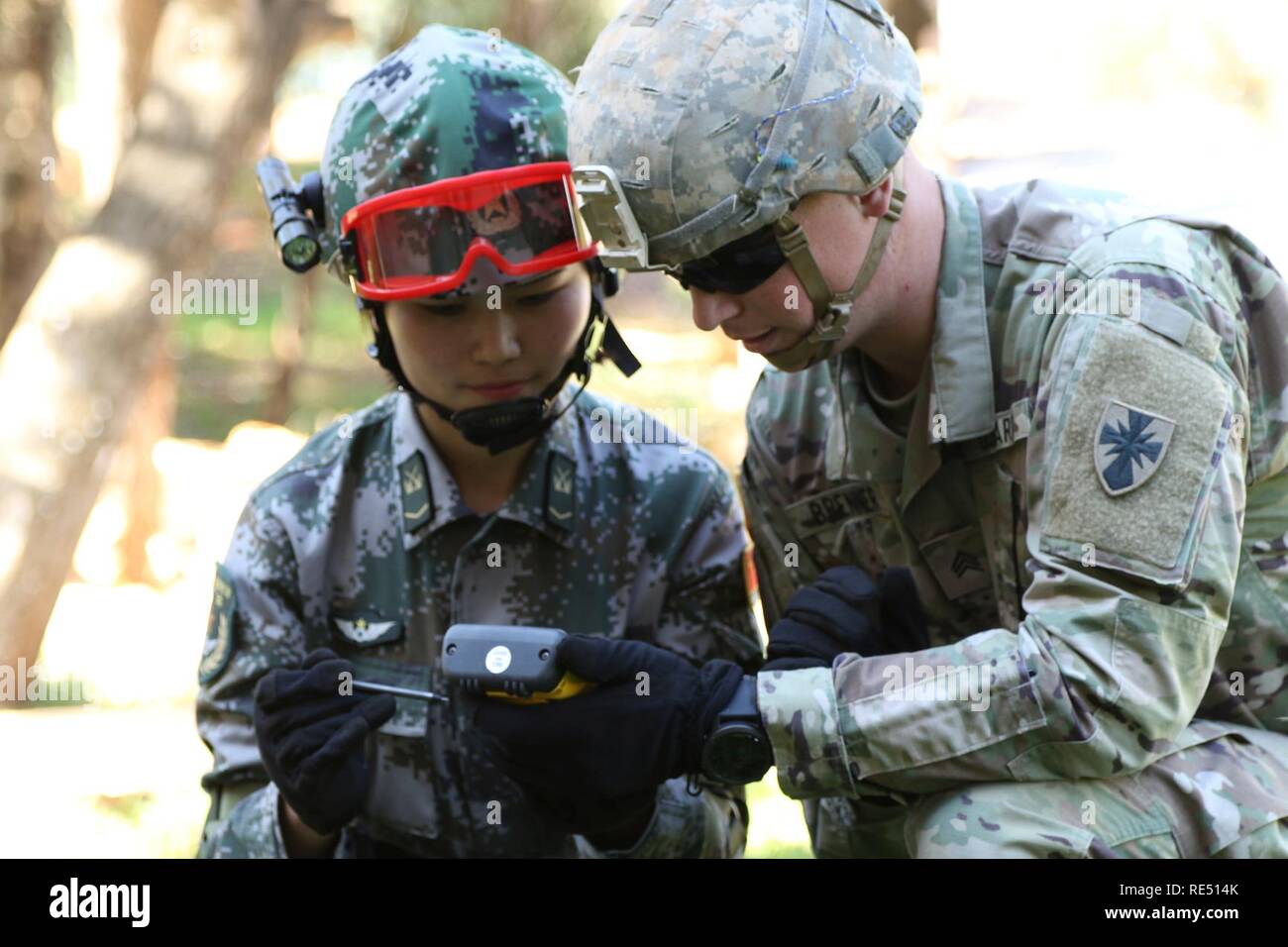 Soldati dal 8 Theatre Supporto comando, U.S. Esercito e pacifico Popolo della Esercito di Liberazione supportano operazioni di soccorso durante gli Stati Uniti-Cina disastro per la gestione di Exchange 2016, 17 novembre in Kunming, nella provincia dello Yunnan, Repubblica Popolare Cinese. L annuale esercito degli Stati Uniti del Pacifico (USARPAC) la cooperazione in materia di sicurezza evento con l'Esercito di Liberazione del Popolo (PLA) è un opportunità per condividere l'assistenza umanitaria/ Disaster Relief lezioni apprese dal mondo reale eventi e migliorare gli Stati Uniti e il disastro cinese di funzionalità di gestione. Il 2017 U.S. - La Cina la gestione del disastro scambio avviene f Foto Stock