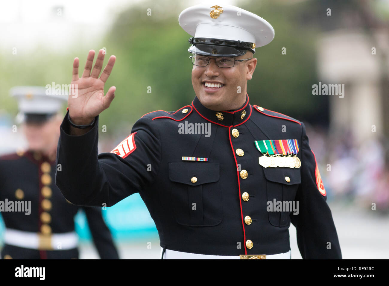 Louisville, Kentucky, Stati Uniti d'America - 03 Maggio 2018: il Pegasus Parade, Stati Uniti Marines camminando giù W Broadway, gesticolando e salutando le persone Foto Stock