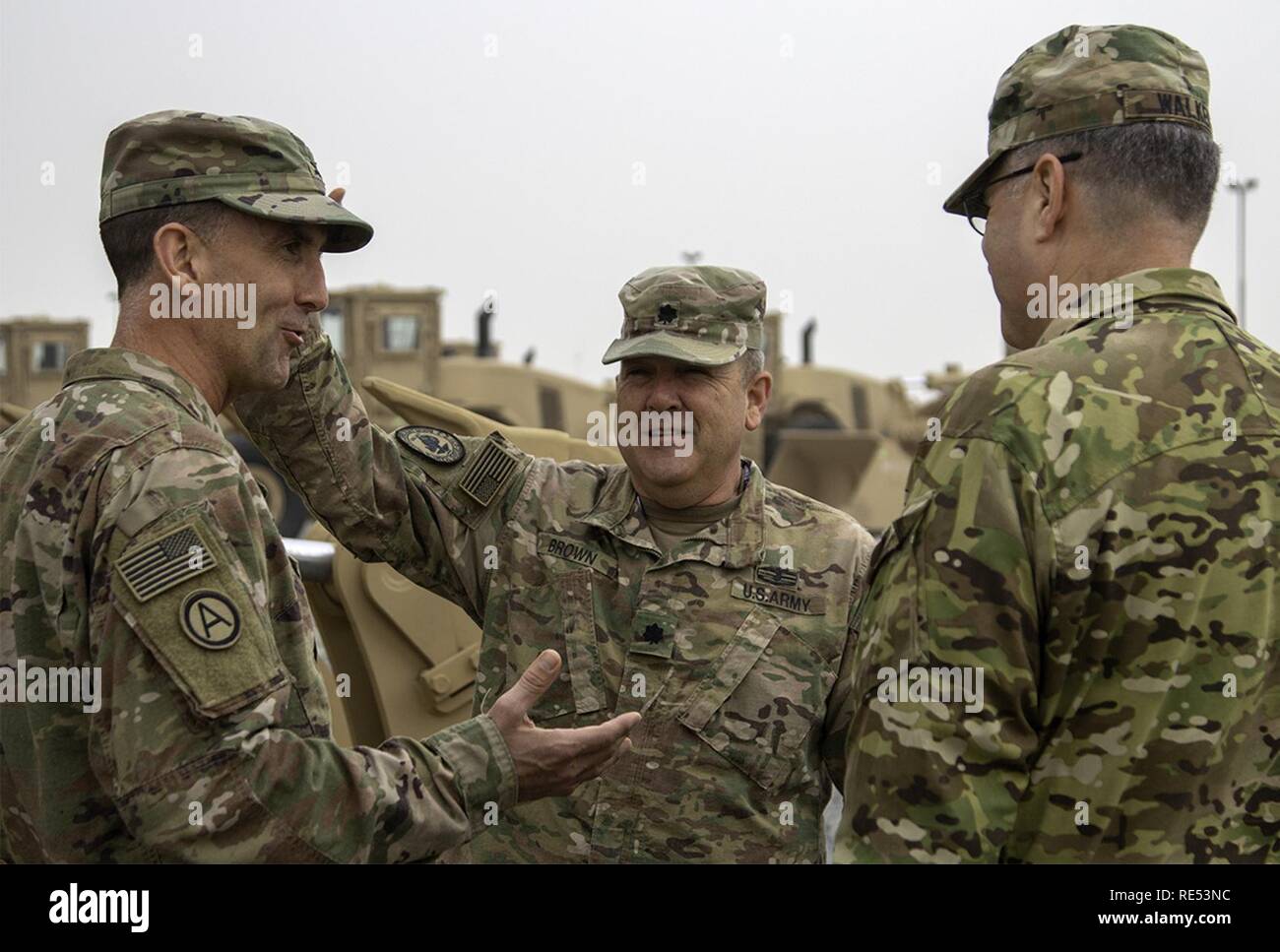 Lt. Col. Johathan Brown, contatore-ISIS attrezzature e formazione responsabile del Fondo in carica, discute le operazioni con il Brigadiere Generale Clint Walker, 184Supporto comando, e Col. Todd Erskine, trecentesimo supporto brigata, Gennaio 03, 2019, il Camp Arifjan in Kuwait. Foto Stock