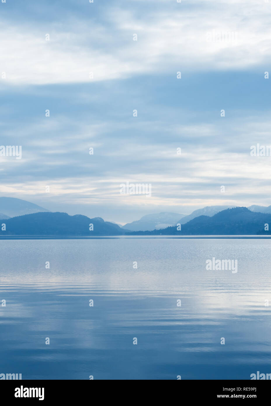 Silhouette di montagne con sky riflesso sul lago calmo Foto Stock