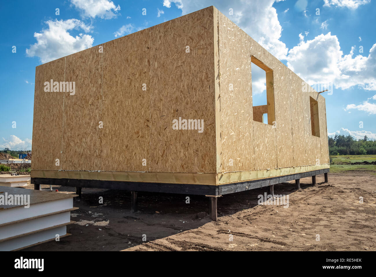 Costruzione di una casa in legno di pannelli SIP. Foto Stock