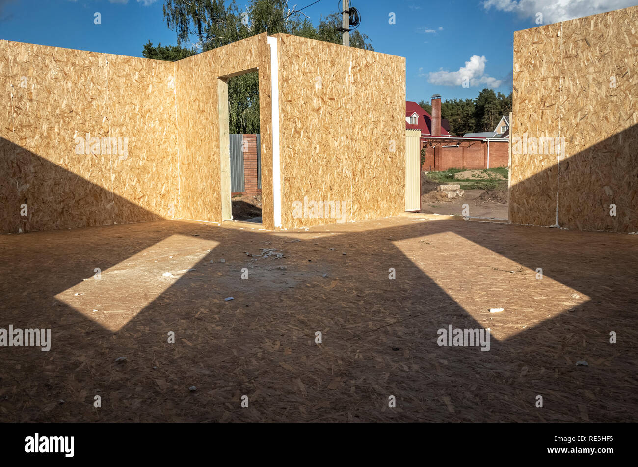 Costruzione di una casa in legno di pannelli SIP. Foto Stock