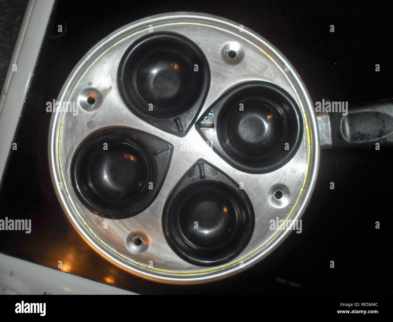 Di produzione di massa di uovo di frodo pan su un piano cottura in vetroceramica. Foto Stock