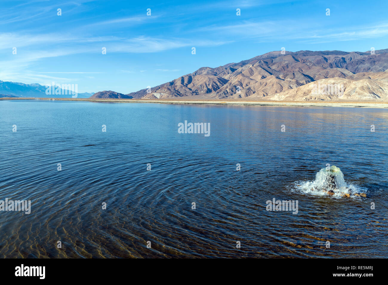 Un gorgogliatore si aera acqua nel Lago Owens, California Foto Stock