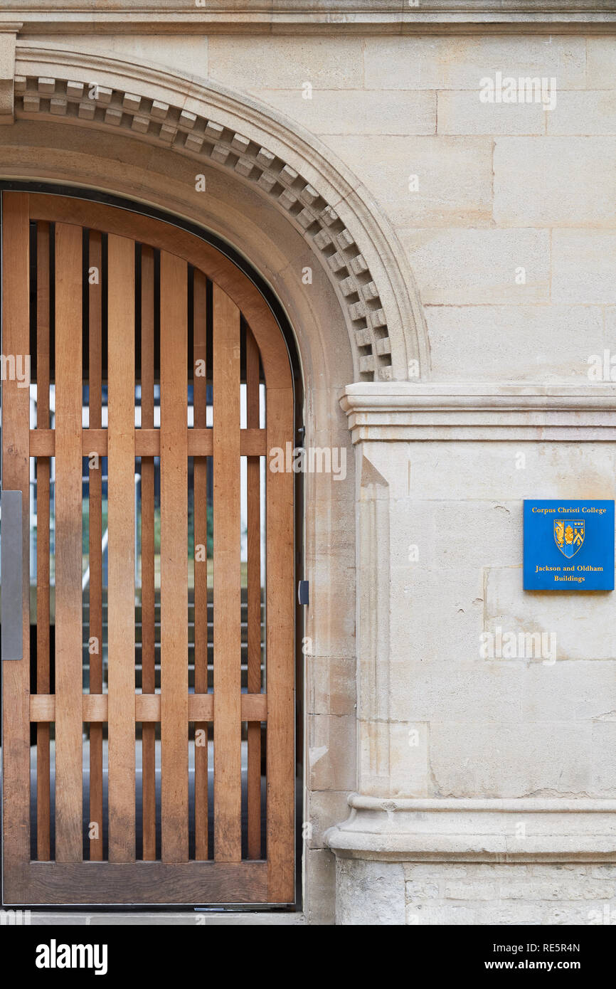 Ingresso Gateway al Jackson e Oldham edifici del Corpus Christi College, Università di Oxford, Inghilterra, con il collegio del badge sulla parete. Foto Stock