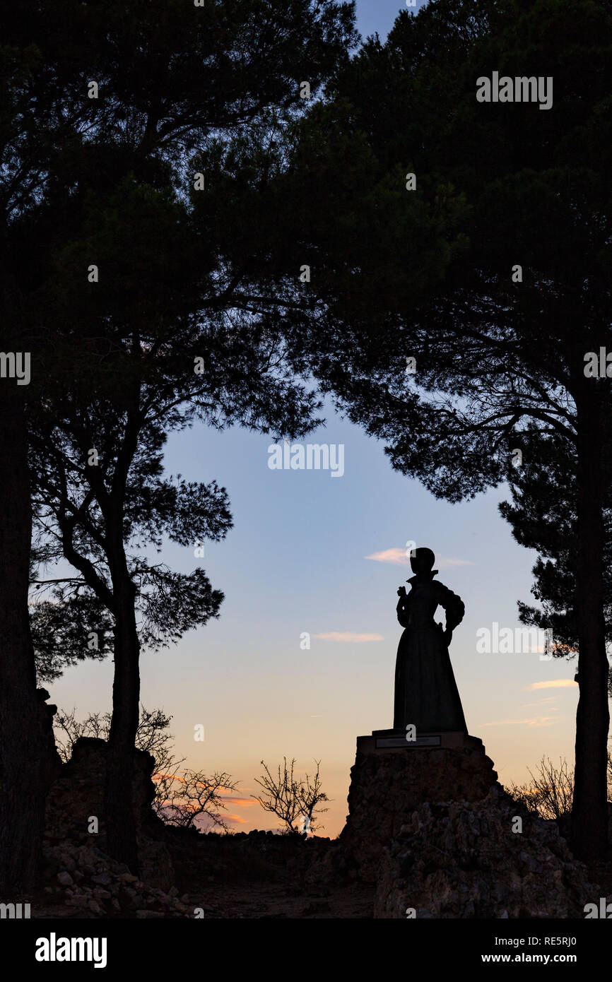 Silhouette di una antica statua di una donna in Leucate, Francia Foto Stock