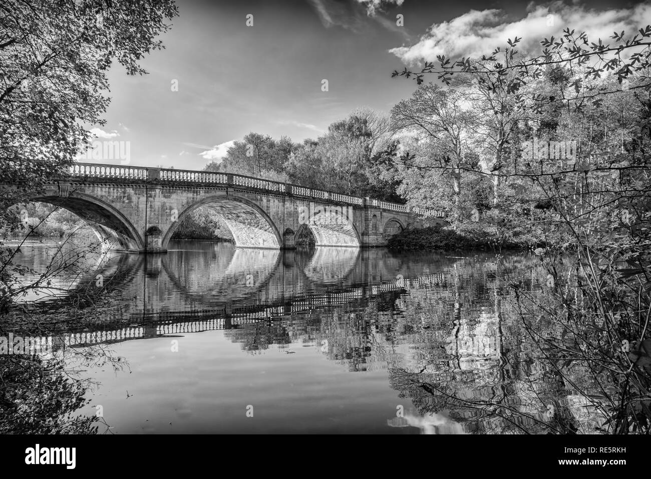 Questo è il retro humped ponte che si trova a Clumber Park nel Nottinghamshire. Questo ponte è un particolare punto di riferimento per il parco e noi Noitts f Foto Stock