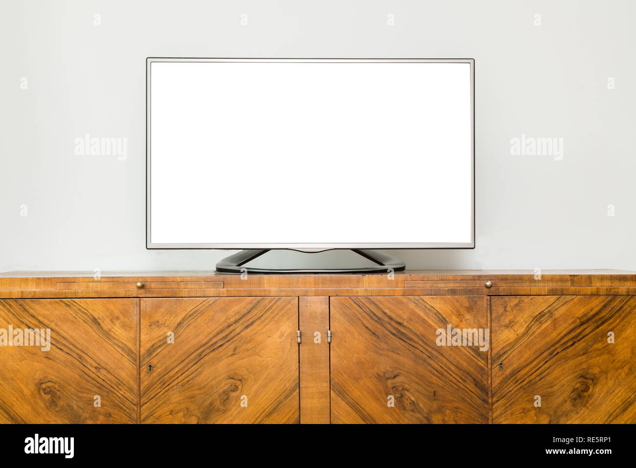 Flat TV LCD su brown cabinet in legno nel soggiorno con uno schermo bianco per copiare il testo Foto Stock