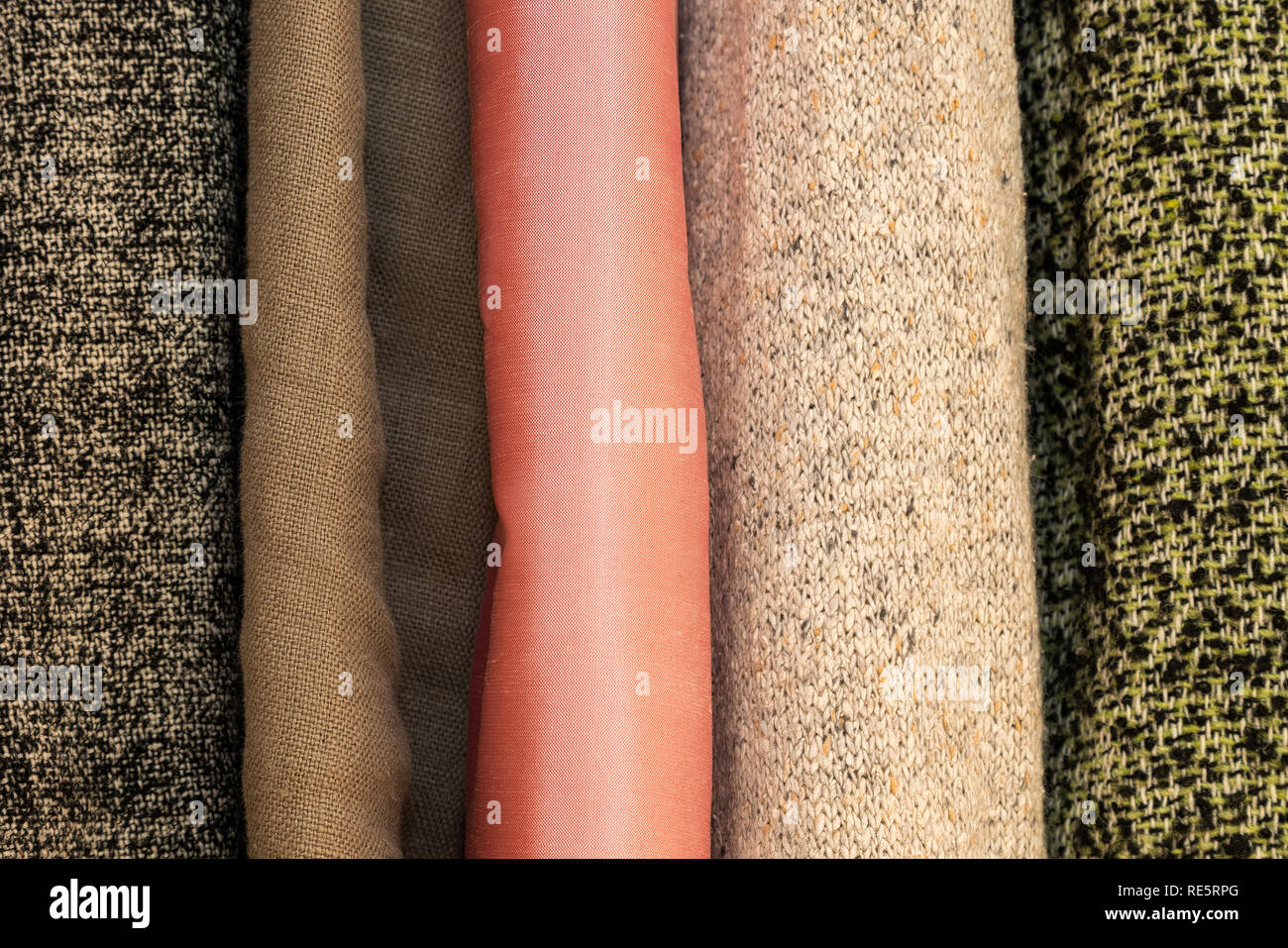 Abbigliamento diverse texture di panno fine presso un negozio di sartoria. Tessuto colorato. Progettazione di abbigliamento per uomini e donne. Tela di canapa, cotone, seta Foto Stock