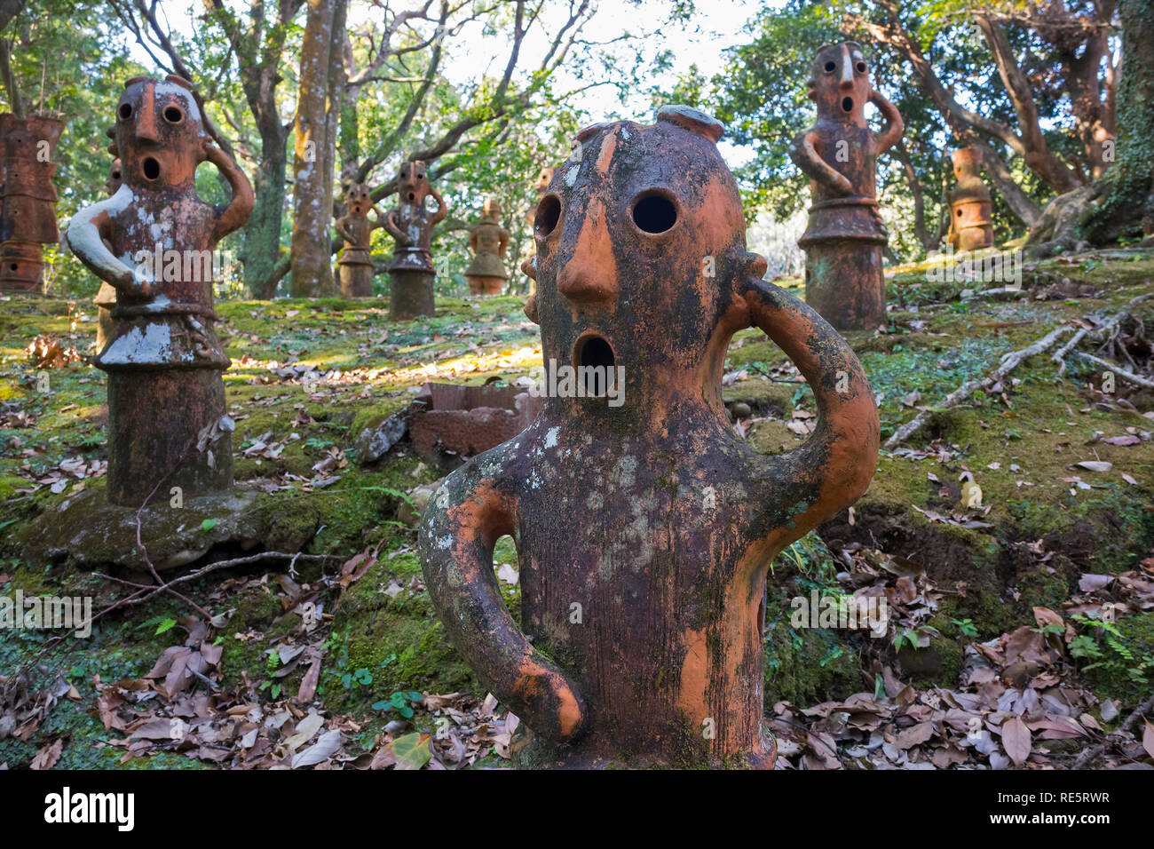 Miyazaki, Giappone - 5 Novembre 2018: Haniwa giardino nel parco Heiwadai con repliche di terracotta di sepoltura statue ritrovate in tutto il paese in Giappone Foto Stock