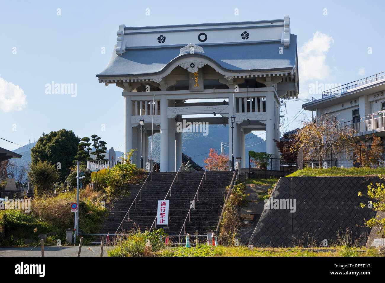 Kumamoto, Giappone - 13 Novembre 2018: Porta Niomon a Honmyo-ji il tempio è stato ricostruito dopo il terremoto di terra Foto Stock