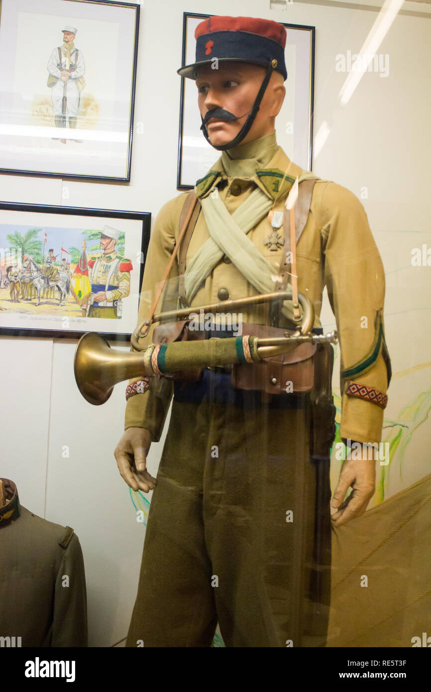 Istituzione des Invalides de la Legion Etrangère à Puyloubier : Sargeant clarion 1 estera,Algeria 1926-1930 in estate parade dress Foto Stock