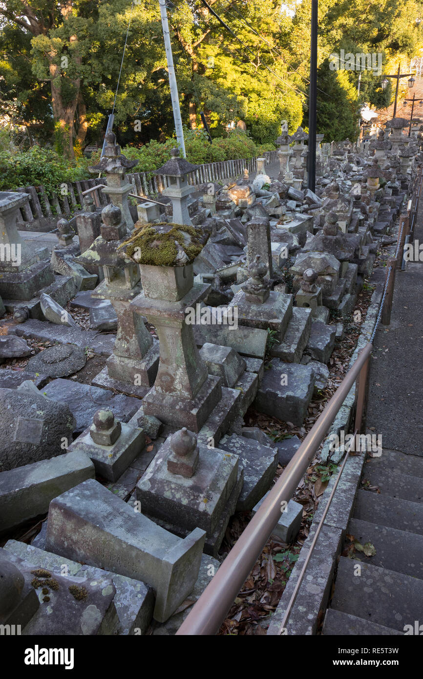Kumamoto, Giappone - 13 Novembre 2018: rotto lanterne di pietra accanto alla scalinata della Honmyo-ji il tempio dopo la terra quake nel 2016 Foto Stock