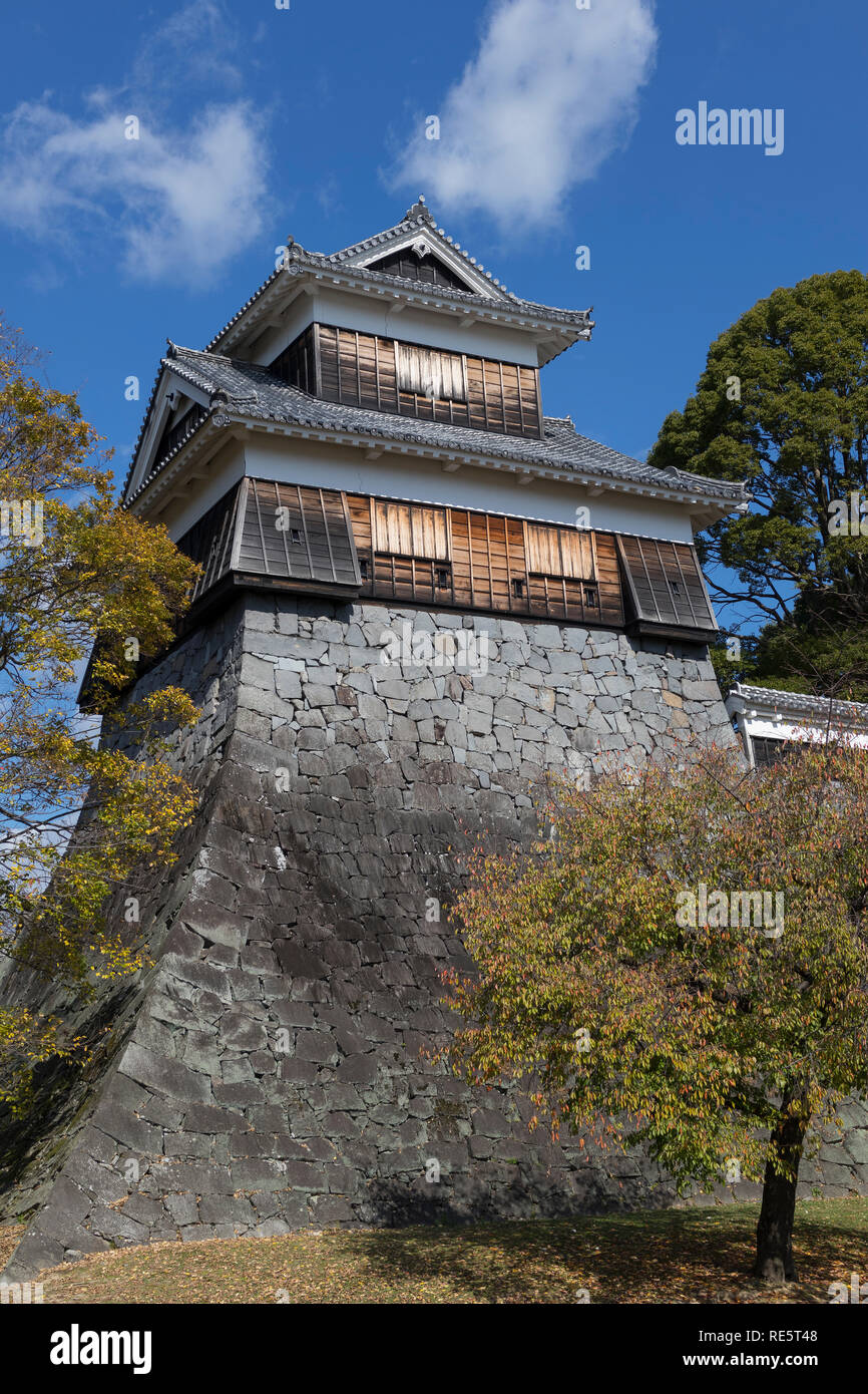 Kumamoto, Giappone - 14 Novembre 2018: Hitsuji-Saru torretta in Castello di Kumamoto dopo il terremoto in autunno Foto Stock