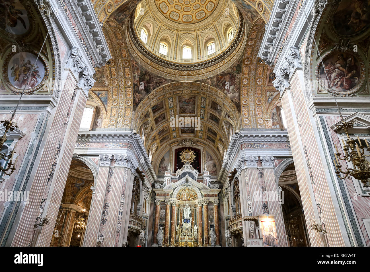 Napoli, Italia - 22 agosto 2018: all'interno di Gesu Nuovo chiesa nella città di Napoli Foto Stock