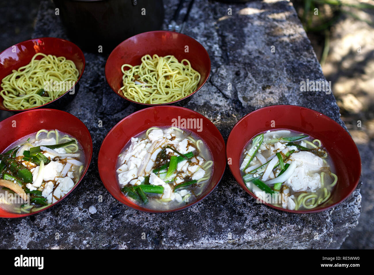 Zuppa giapponese con tofu in rosso bocce Foto Stock
