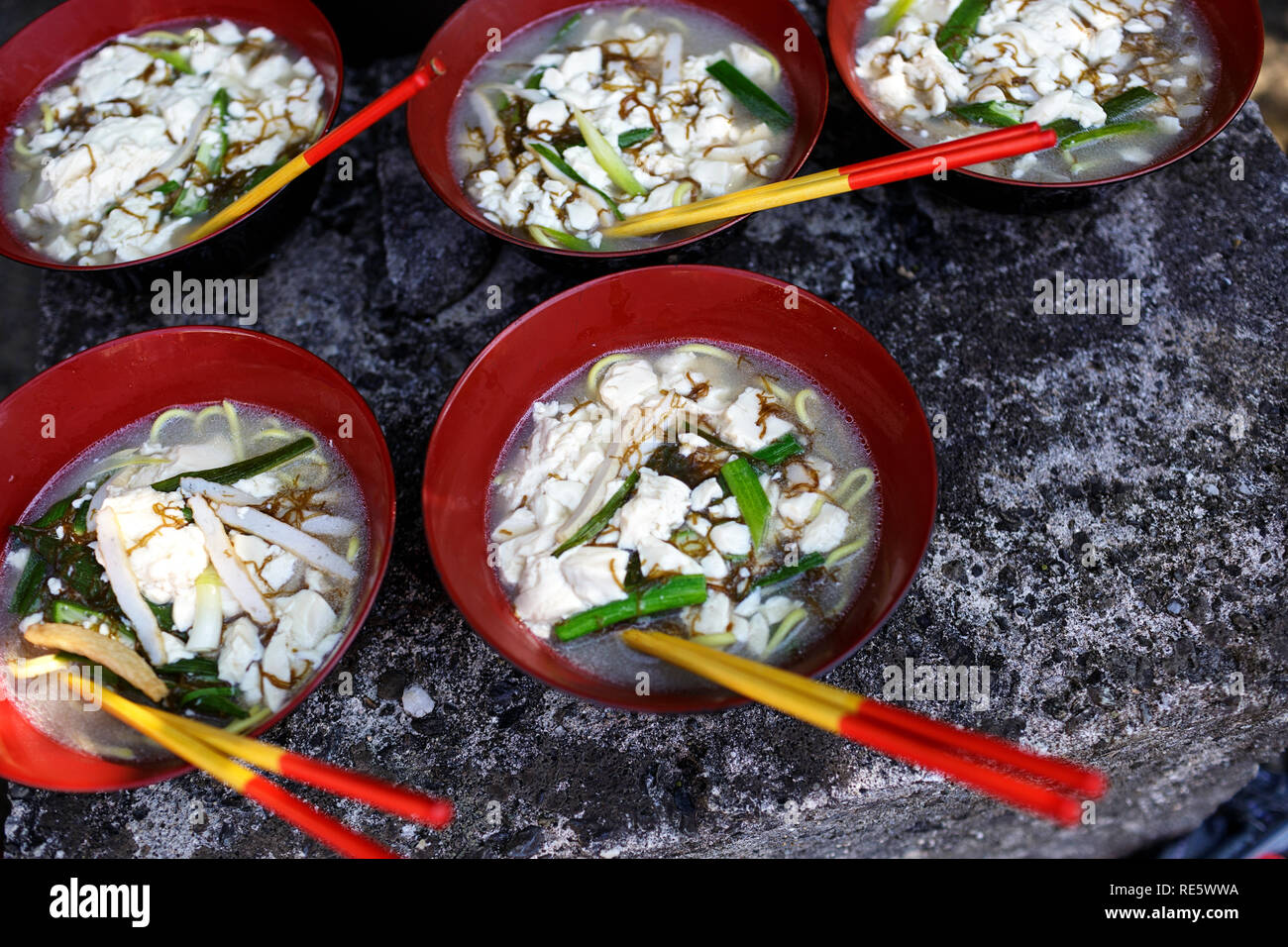 Zuppa giapponese con tofu in rosso bocce Foto Stock