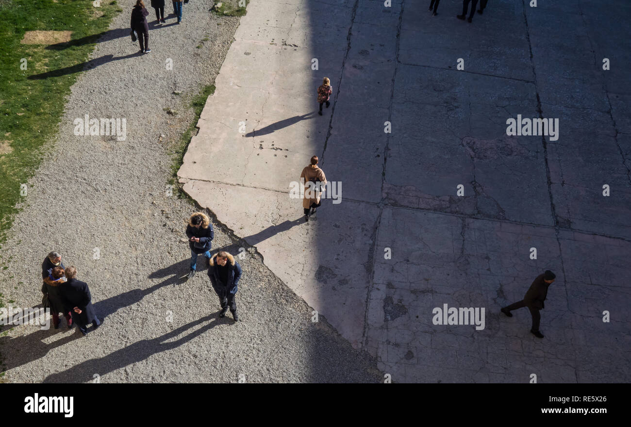 Gennaio 2019.la gente camminare tra luce e ombra. Gennaio 2019 in Siena Foto Stock