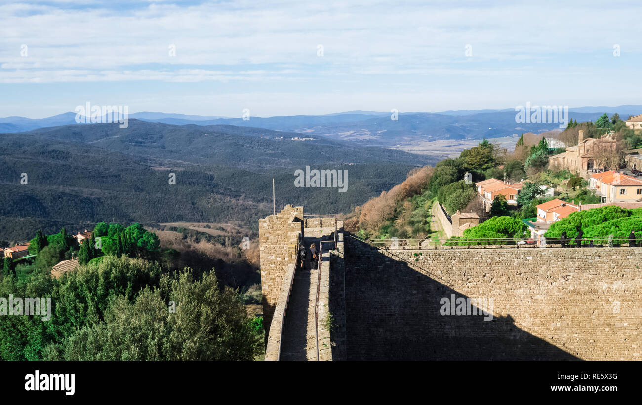 Gennaio 2019. I turisti camminando sul perimetro di mura della Fortezza di Montalcino Gennaio 2019 a Siena Foto Stock