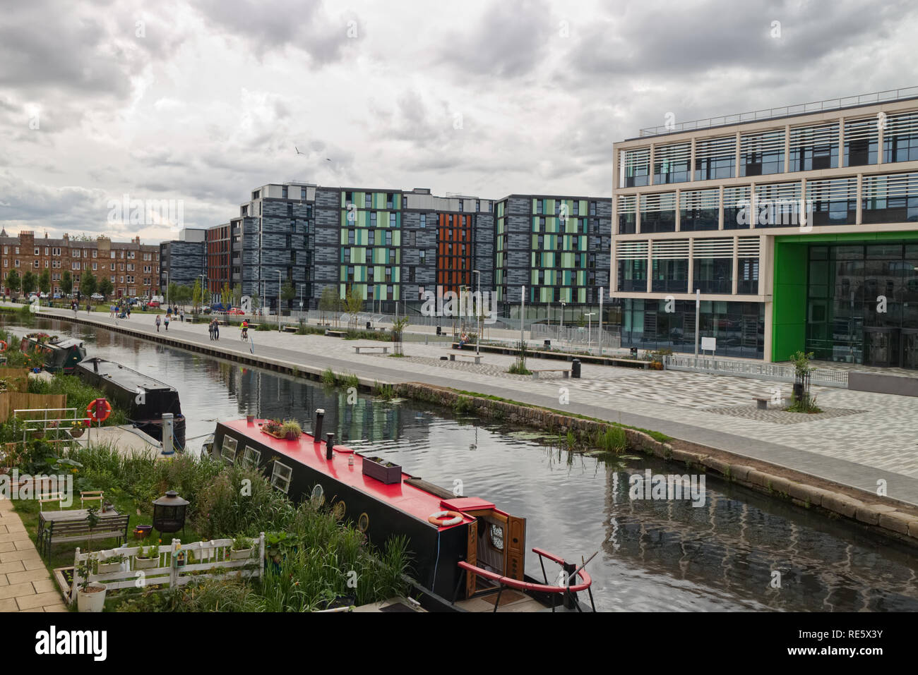 Un paesaggio urbano fotografia della Union Canal area di Edimburgo per la presentazione di chiatte residenziale e edifici moderni. Foto Stock