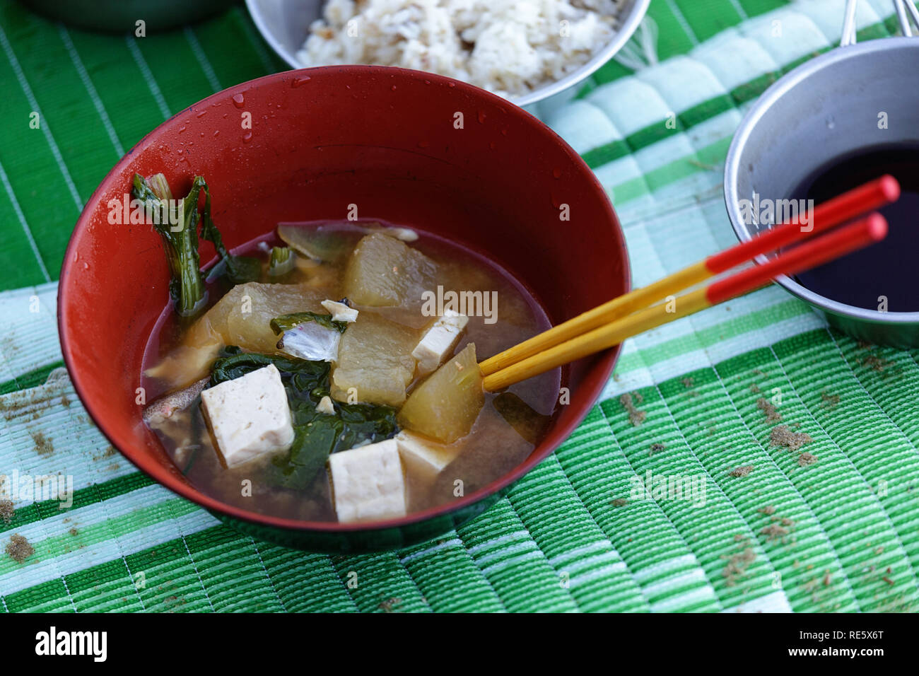 Pasto di pescatori, zuppa di pesce con tofu, alghe, Giappone, Iriomote Foto Stock