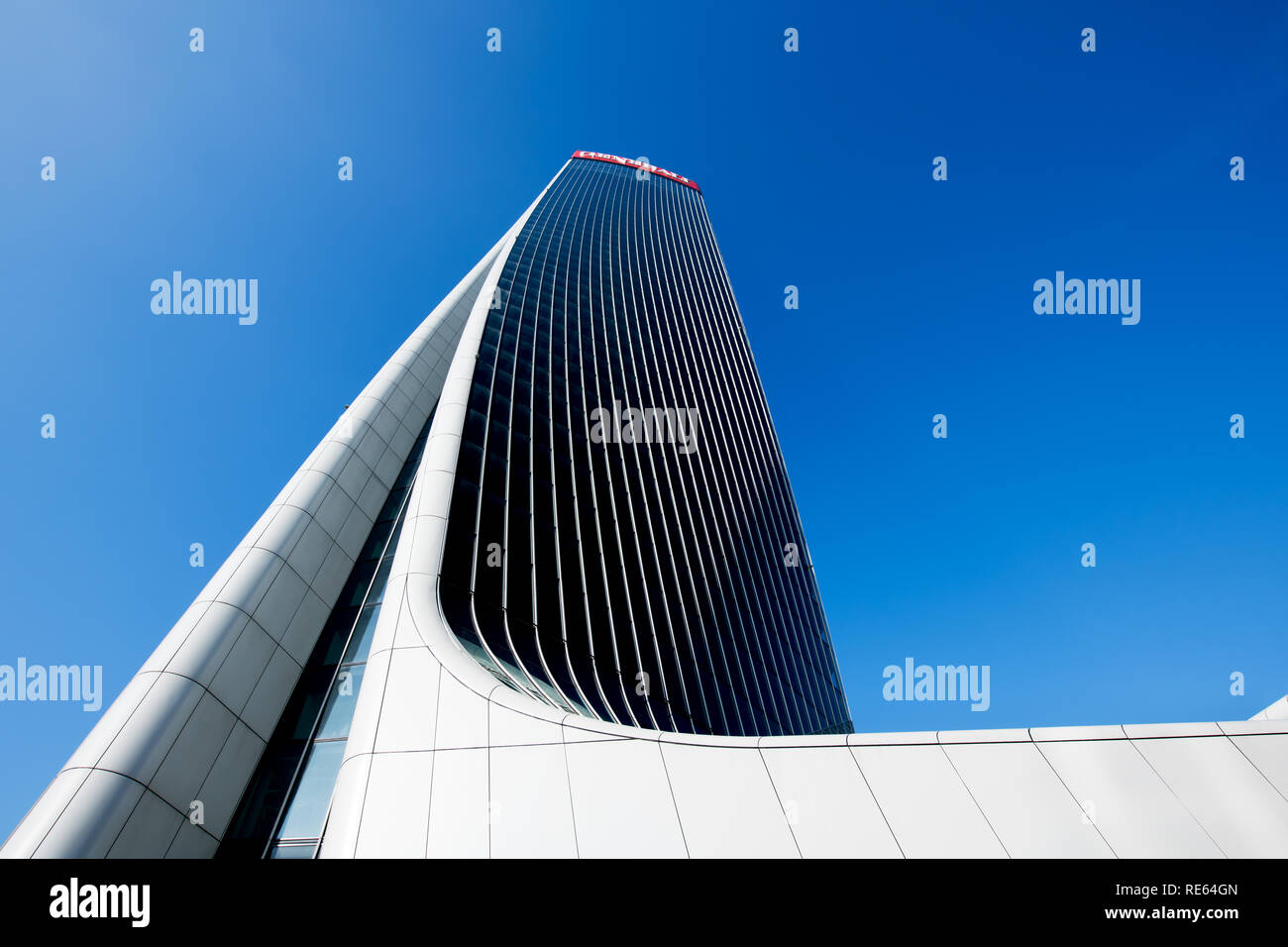Dettagli architettonici del design incurvato della torre Generali da Zaha Hadid a Milano Italia in cui la costruzione di torsioni sul suo asse centrale alla ricerca Foto Stock