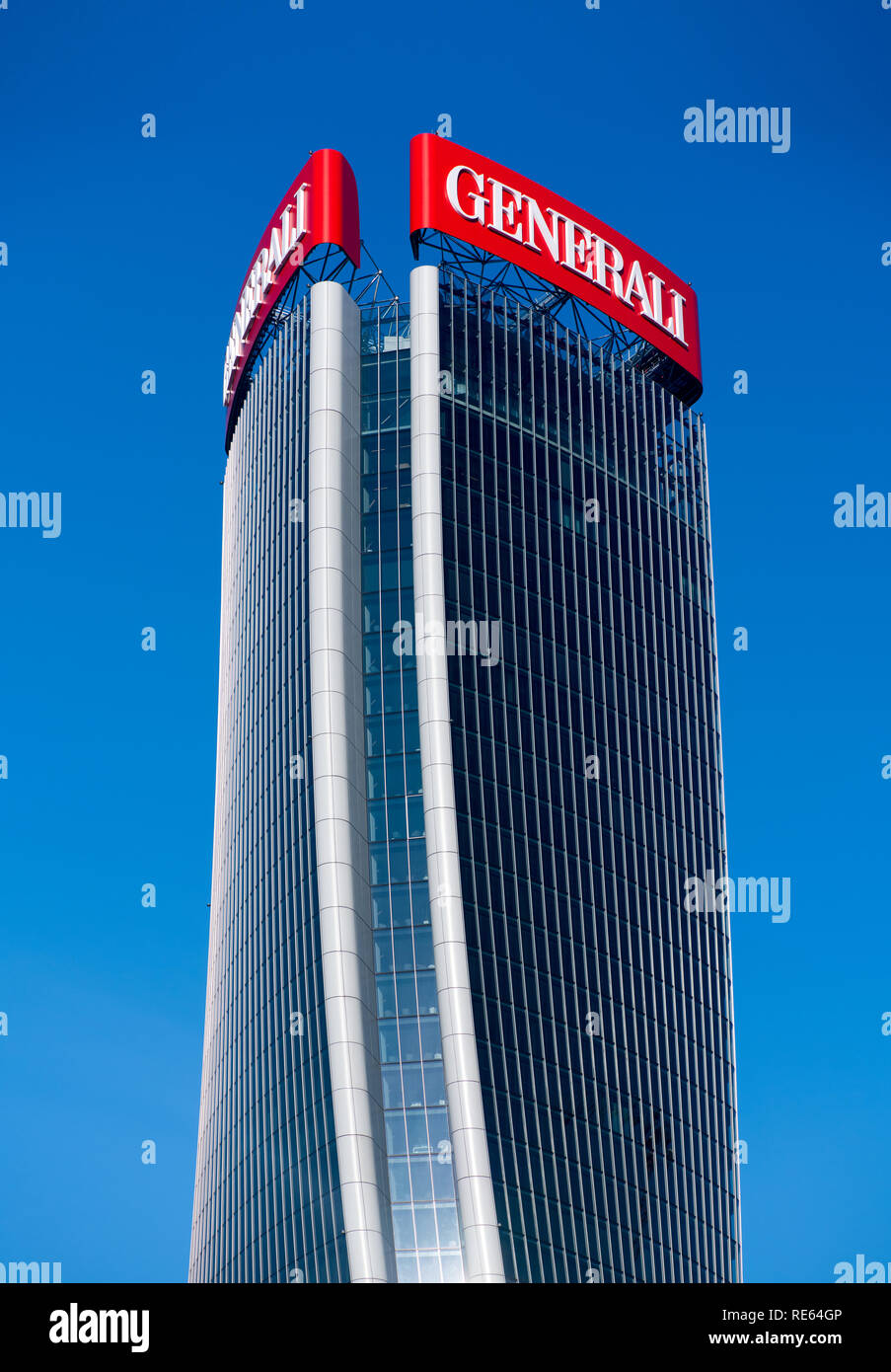 La facciata esterna della torre Generali in Milano Italia con il suo moderno design deformato da Zaha Hadid contro un cielo blu Foto Stock