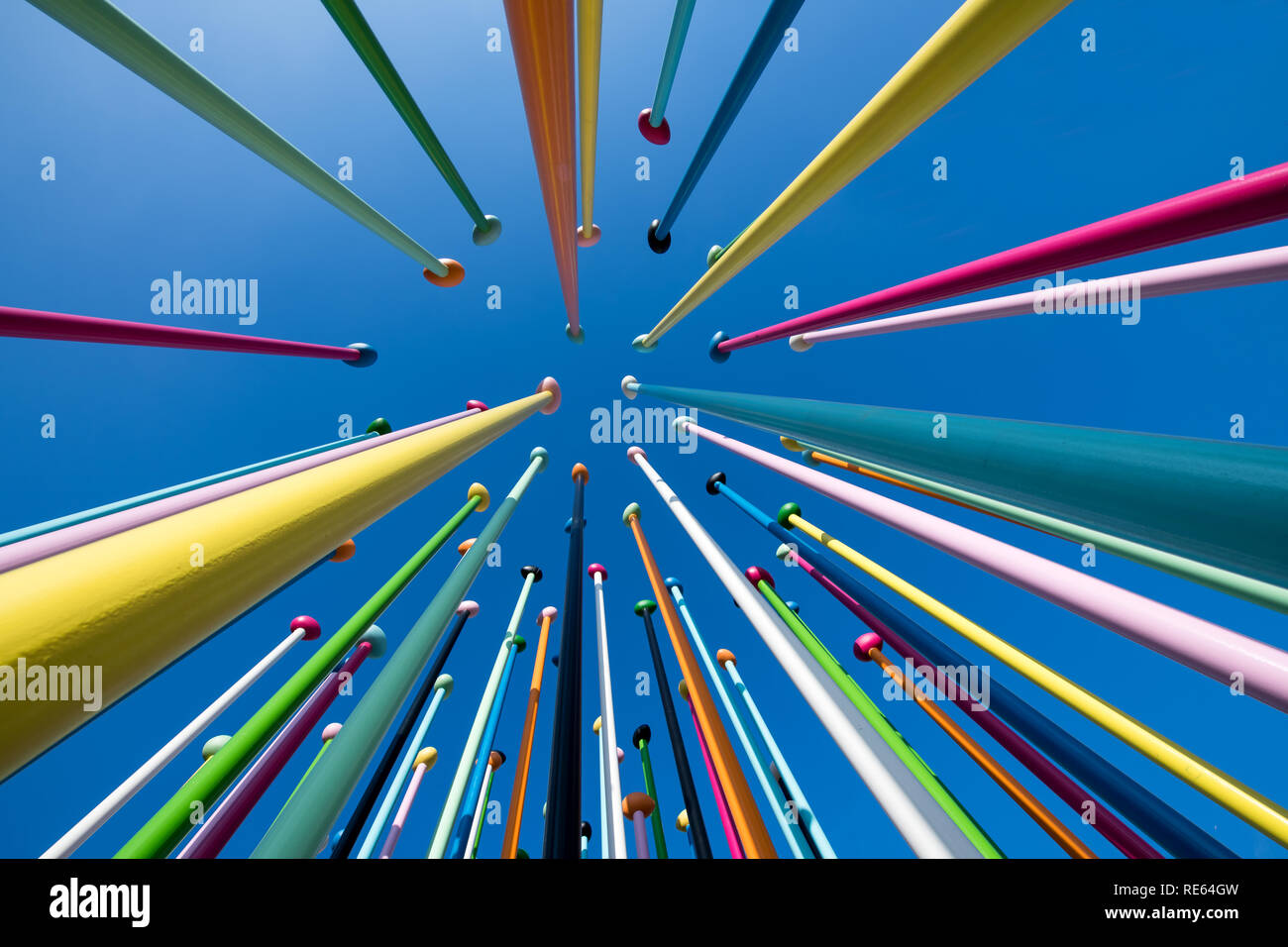 Bassa vista prospettica del colouris artwork, Milano da nella vita della Città distretto da Pascale Marthine Tayou contro un cielo blu chiaro Foto Stock