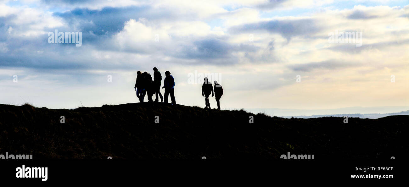 Gruppo di escursionisti sulla Ridgeway sentiero attraverso il castello di Barbury, Swindon, Wiltshire, Regno Unito Foto Stock