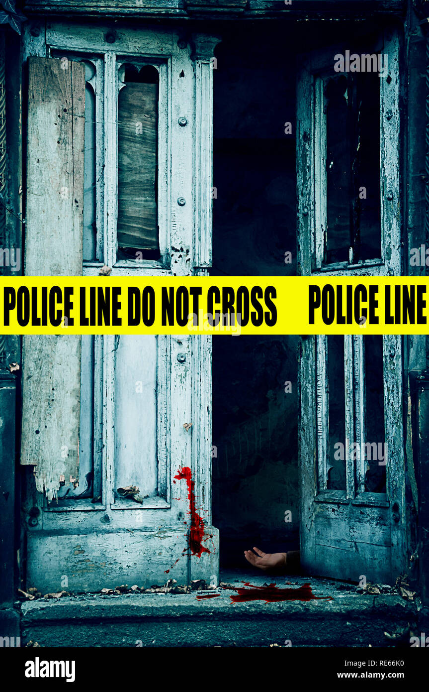 Aprire lo sportello e la mano di un uomo ucciso sul terreno della scena del crimine giallo con nastro di polizia 'non cross' Foto Stock
