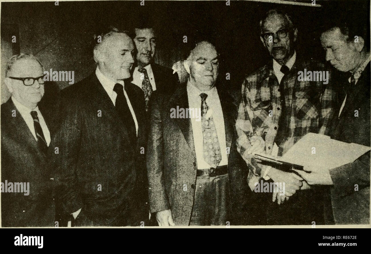 . Cranberries; : la nazionale rivista di mirtillo palustre. Mirtilli rossi. OCEAN SPRAY funzionari presso la Oregon. ?OOOOOOOQOCX Coltivatori di mirtillo palustre immobiliare che si occupa esclusivamente di Massachusetts cranberry acri e montane. Elenchi di acquirenti e venditori ha accolto con favore. Tel. Mirtillo rosso 295-9165 acri disponibili.nelle città di Falmouth. MARSTONS MILLS, bourne, WAREHAM, &AMP; CARVER DOUGLAS R. BEATON 2536 Cranberry Autostrada Wareham, messa. 02571 Cranberry i coltivatori si sono riuniti presso la sala VFW recentemente per soddisfare con Ocean Spray Cranberrids funzionari di Hanson, Massachusetts e Markham, nello Stato di Washington, che ha volato in quel mattino. Guardando oltre il Foto Stock