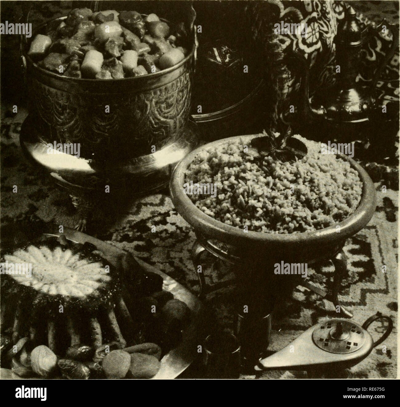 . Cranberries; : la nazionale rivista di mirtillo palustre. Cranberries. cup (1/2 pinta) Crema leggera di cucchiaino di estratto di vaniglia /2 tazza di zucchero lancia: può (1 libbra) intero berry salsa di mirtilli /2 tazza di miele irated scorza e succo di 1 limone n una padella sciogliere il burro e rosolare lmonds fino a che dorato marrone. Aggiungi asha e continuare sauteing per 5 linutes, mescolando spesso. Tir lentamente nel latte e crema di latte. Cuocere a bassa ebollizione fino a quando il composto non diventa denso, mescolando di tanto in tanto. Togliere dal fuoco e aggiungere la vaniglia e lo zucchero. Mescolare fino a quando lo zucchero è completamente dis- risolto. Versare il composto in un leggermente lubrificate 1-1/2 quarto di gallone di stampo. Copertura di un Foto Stock