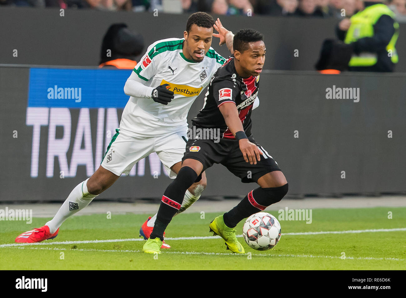 Leverkusen, Germania. 19 Jan 2019. Risultato finale 0-1, Borussia Monchengladbach player Alassane motivo (L) e Bayer Leverkusen player Wendell (r) durante il match Leverkusen - Moenchengladbach DFL REGOLAMENTI VIETANO QUALSIASI USO DI FOTOGRAFIE come sequenze di immagini e/o quasi-credito VIDEO: Pro scatti/Alamy Live News Foto Stock