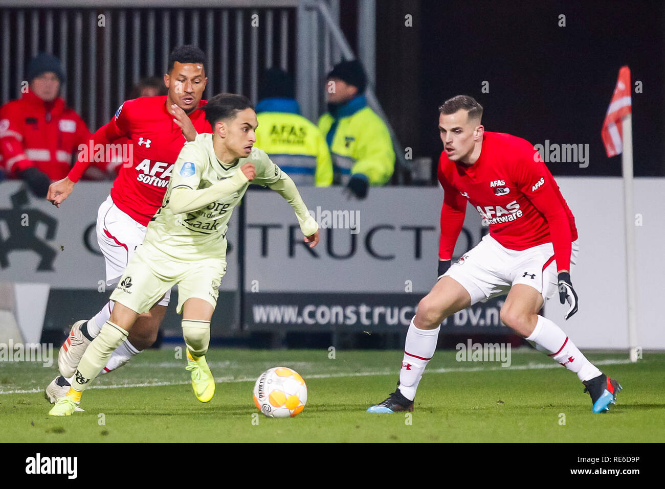 ALKMAAR, AZ - FC Utrecht, 19-01-2019, calcio Eredivisie olandese Stagione 2018 - 2019, AFAS Stadium, FC Utrecht player Othmane Boussaid (M), AZ player Ricardo van Rhijn (L), AZ player Mats Seuntjens (R) Foto Stock