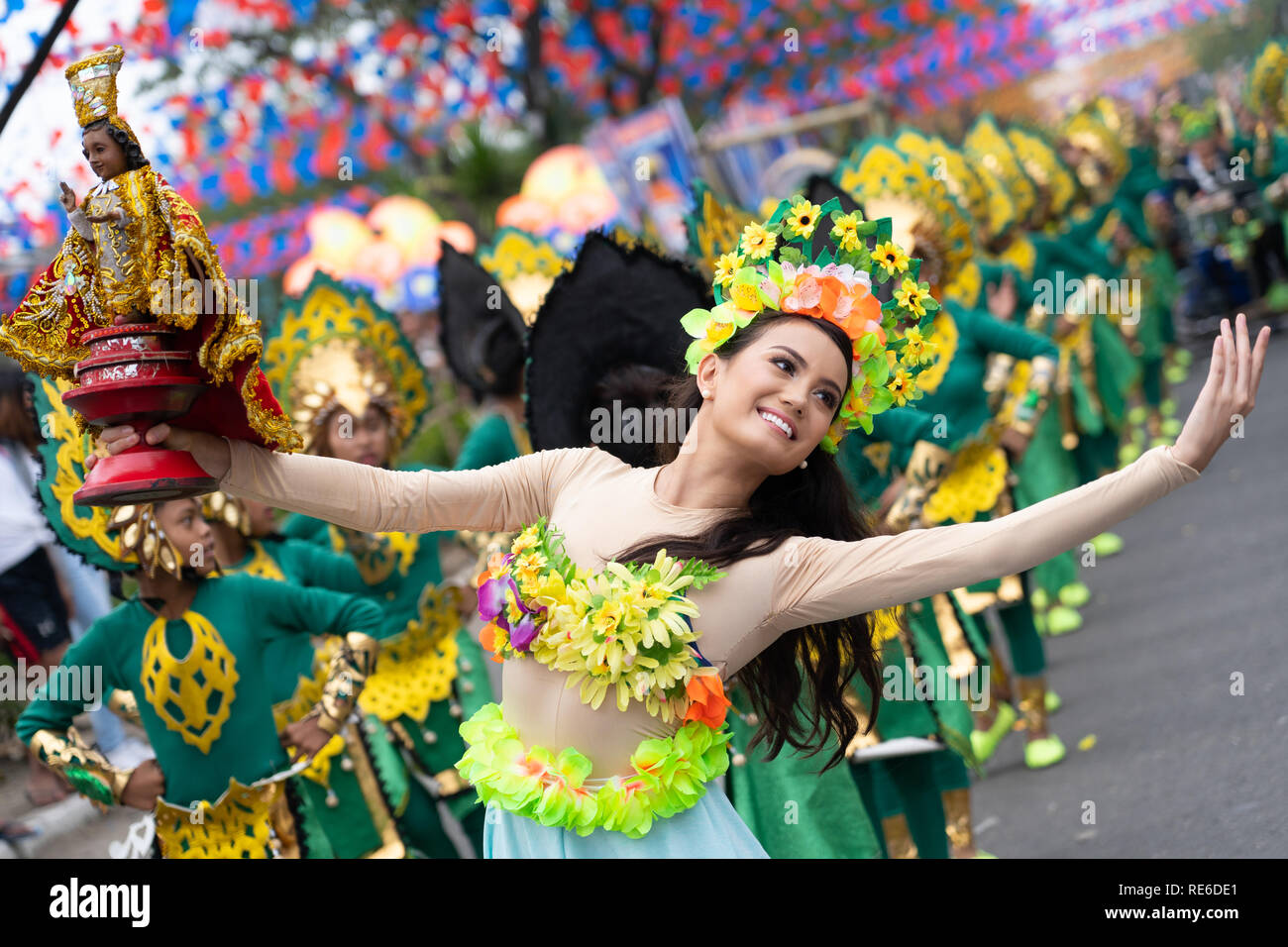 Cebu City, Filippine. 20 gen 2019. Sinulog Festival,Grand Street Parade,uno dei più grandi festival di strada nelle Filippine,si svolge la terza domenica di gennaio. Gruppi di Ballo procedere attraverso la città di eseguire la loro routine set,essendo giudicato lungo il percorso e infine eseguire presso il Centro Sportivo.La manifestazione fa parte di Sinulog (Fiesta Señor) - a nove giorni di festa religiosa in onore del Santo Nino de Cebu (Santo Bambino di Cebu). Credito: galleria immagini2/Alamy Live News Foto Stock