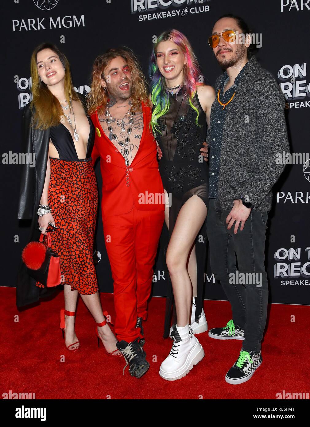 Las Vegas, NV, Stati Uniti d'America. Xix gen, 2019. Bella Thorne, Derek Smith, Dani Thorne, Matteo O'Connor presso gli arrivi per il record Speakeasy e Club Grand Opening, Parco MGM di Las Vegas, Las Vegas NV, Gennaio 19, 2019. Credito: MORA/Everett raccolta/Alamy Live News Foto Stock