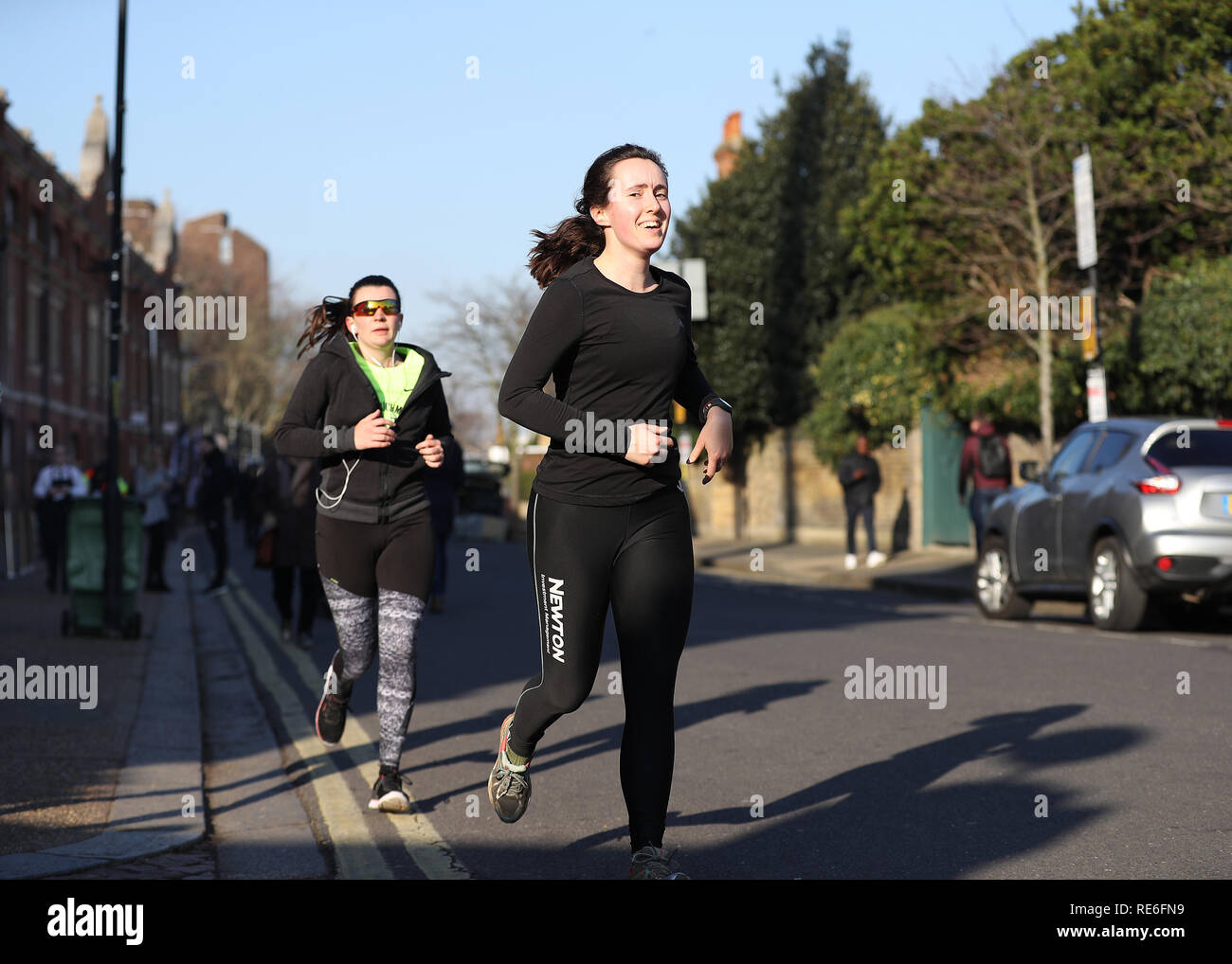 Craven Cottage, Londra, Regno Unito. Xx gen, 2019. EPL Premier League Football, Fulham v Tottenham Hotspur; maratoneta durante gli allenamenti invernali intorno al Fulham FC terreno esterno in preparazione per il 2019 London Marathon Credito: Azione Sport Plus/Alamy Live News Foto Stock