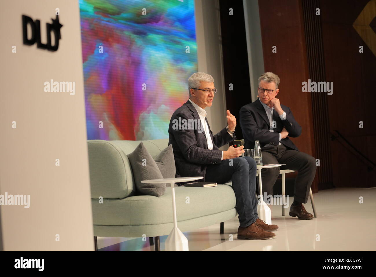 (L-R) Diego Piacentini, Italien governo e Paul-Bernhard Kallen, Hubert Burda Media nella conversazione a la DLD conferenza di Monaco 2019, EuropeÕs grande conferenza Innovazione, Alte Kongresshalle, Monaco di Baviera, Gennaio 20, 2019 Free press immagine © Foto Alleanza per la DLD | Verwendung weltweit Foto Stock